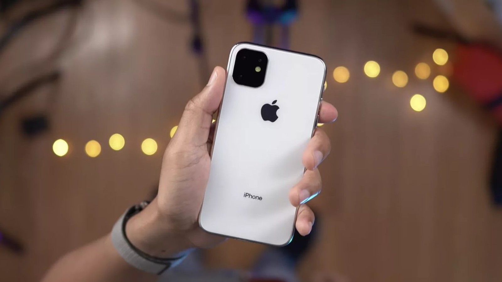 Белый iPhone в руке