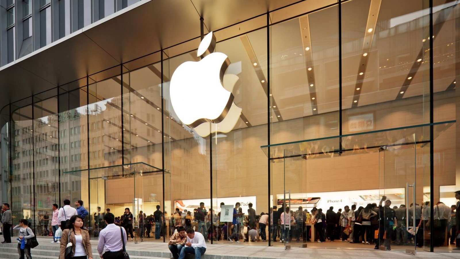 Торговый зал Apple: столы с iPhone