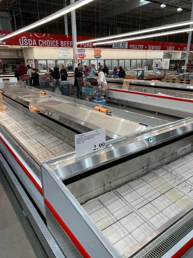 Пустые витрины с мясом в отделе Costco