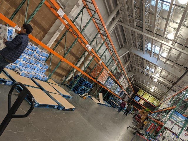Пустые стеллажи в клубном магазине Costco