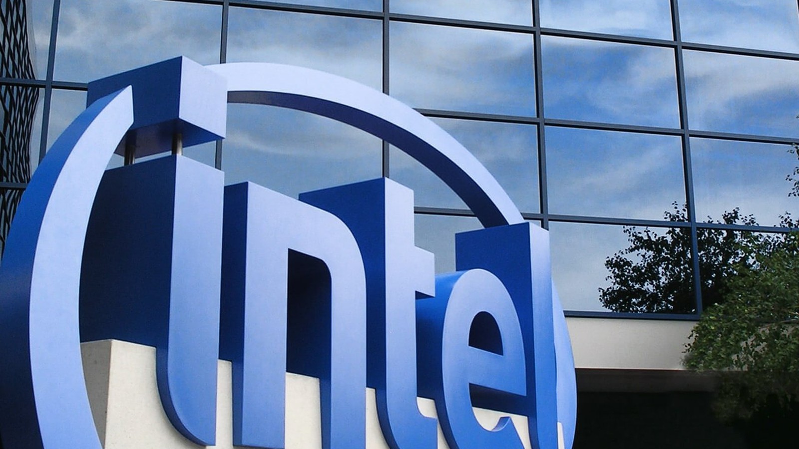 Скульптура логотипа Intel у офиса