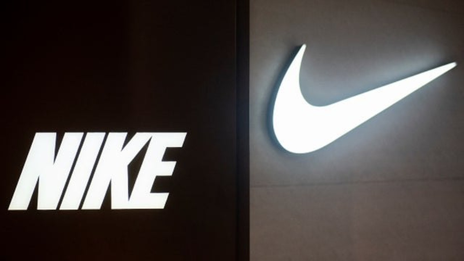 Вывеска Nike и swoosh